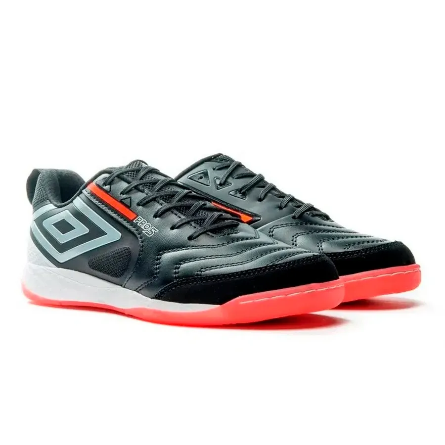 Imagen 3 de 4 de Botines Umbro Sala Pro 5 Bump-NEGRO/PLATA/CORAL
