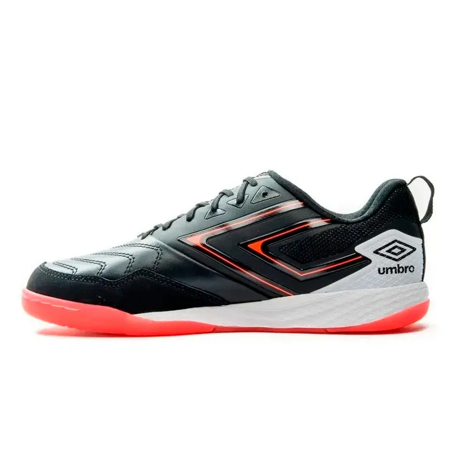 Imagen 1 de 4 de Botines Umbro Sala Pro 5 Bump-NEGRO/PLATA/CORAL