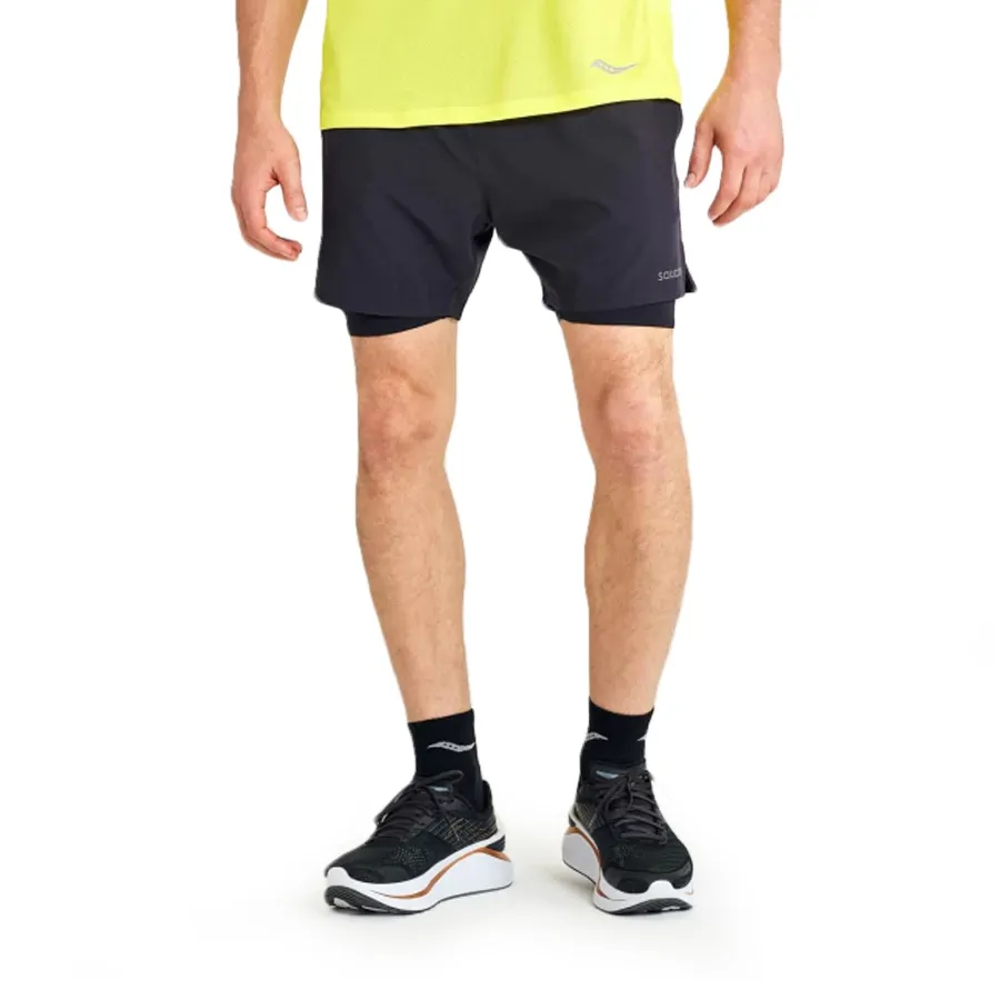 Imagen 0 de 5 de Shorts Saucony Outpace 2 en 1-NEGRO