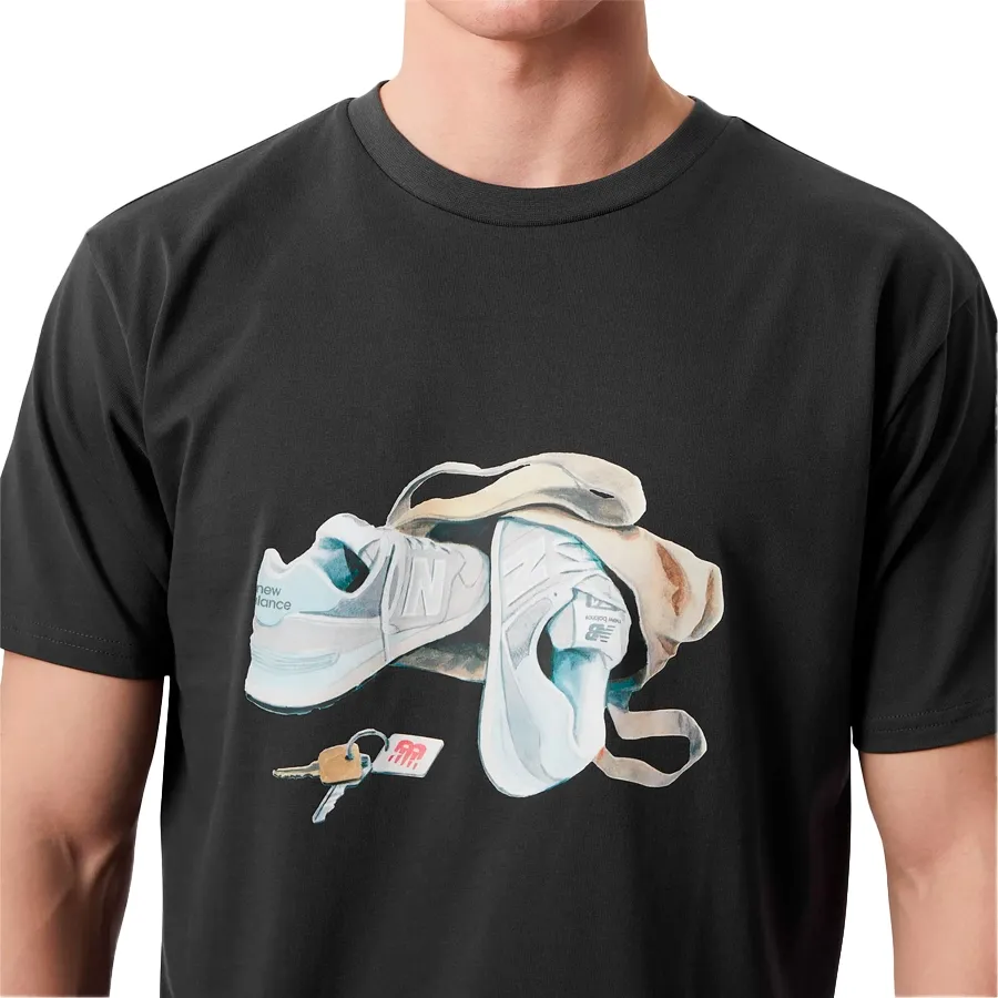 Imagen 3 de 4 de Remera New Balance Athletics Jacob Rochester Tote-NEGRO