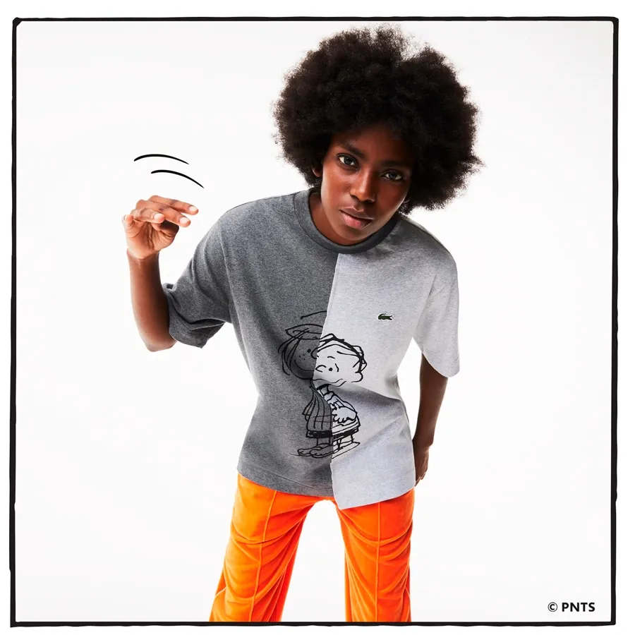 Imagen 2 de 5 de Remera Lacoste Coleccion Peanuts y Cols Rouls-GRIS