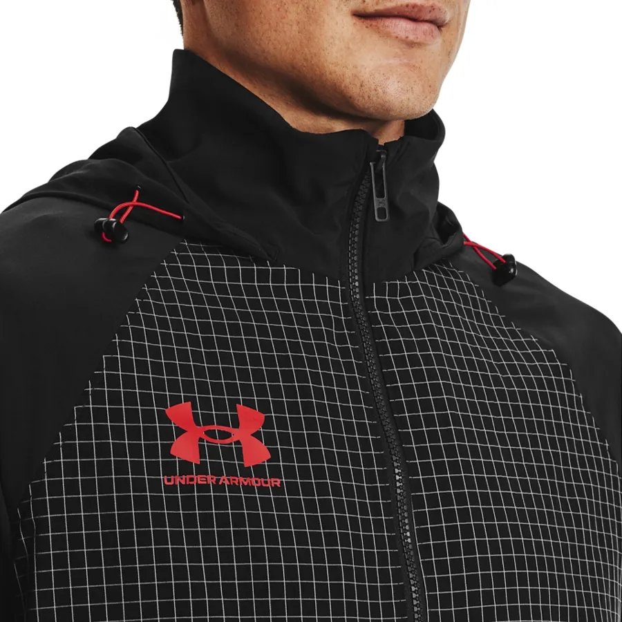 Imagen 4 de 5 de Campera Under Armour Accelerate Track-NEGRO/ROJO