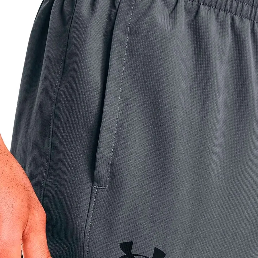 Imagen 1 de 3 de Pantalón Under Armour Vital Woven-GRIS/NEGRO