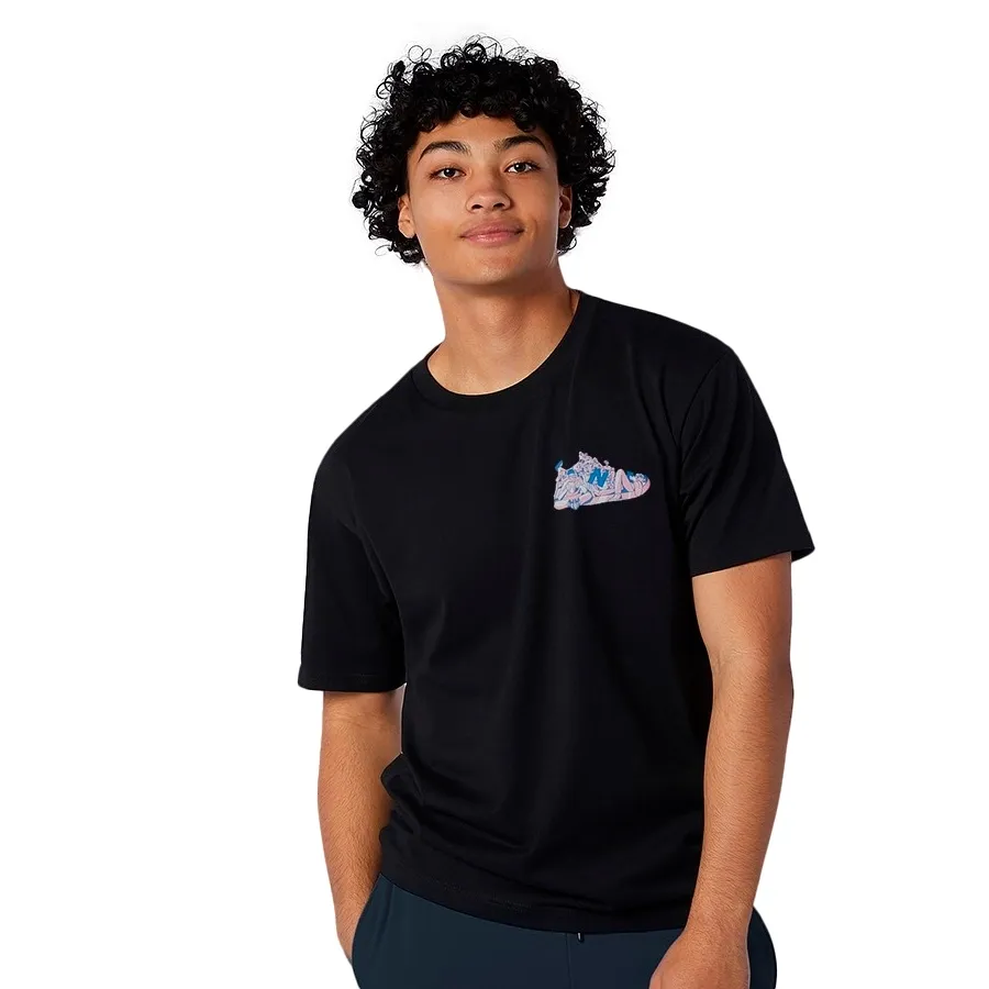 Imagen 0 de 1 de Remera New Balance Athletics Art-NEGRO/ROSA/AZUL