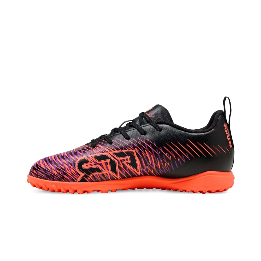 Imagen 2 de 6 de Botines Puma Future 8 play Tt Jr-NEGRO/VIOLETA/NARANJA