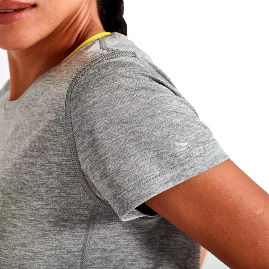 Imagen 4 de 5 de Remera Saucony Stopwatch Graphic-GRIS