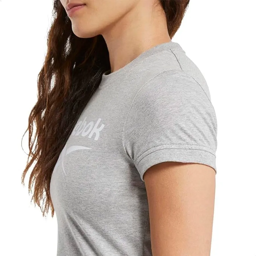 Imagen 4 de 6 de Remera Reebok Texture Logo-GRIS/BLANCO