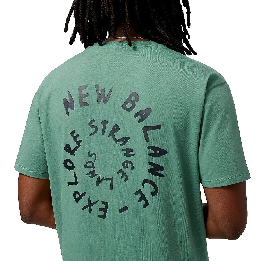 Imagen 4 de 5 de Remera New Balance All Terrain Graphic-VERDE MILITAR