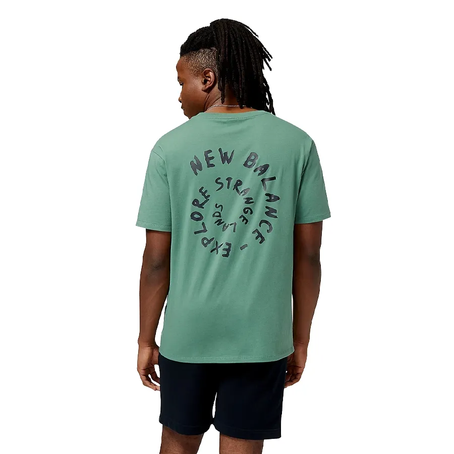 Imagen 2 de 5 de Remera New Balance All Terrain Graphic-VERDE MILITAR