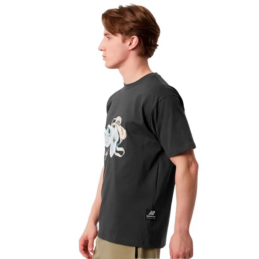 Imagen 1 de 4 de Remera New Balance Athletics Jacob Rochester Tote-NEGRO