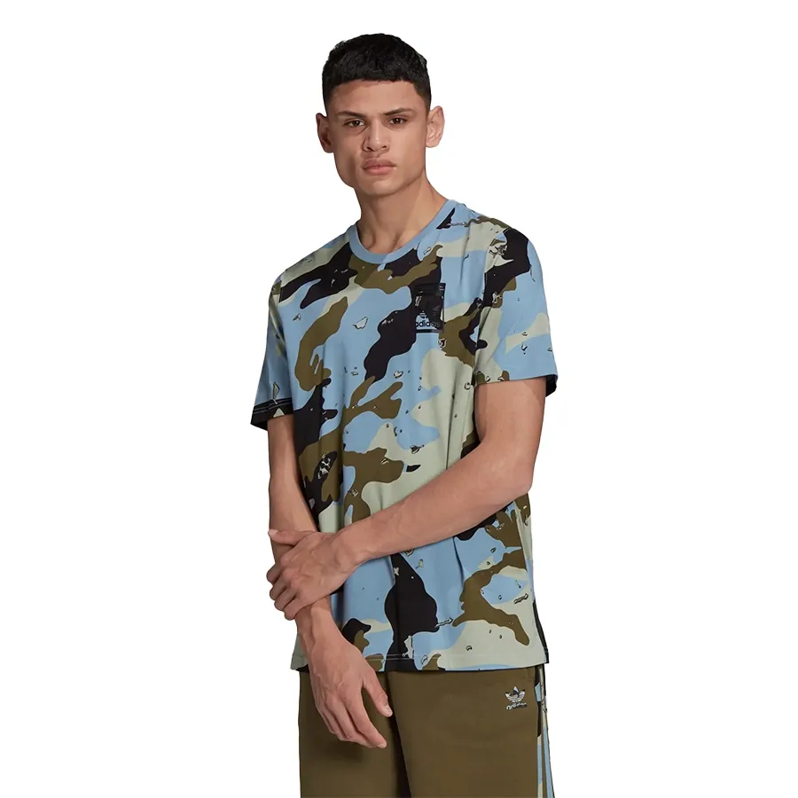 Imagen 0 de 5 de Remera adidas originals Camuflaje Estampada-CELESTE/NEGRO