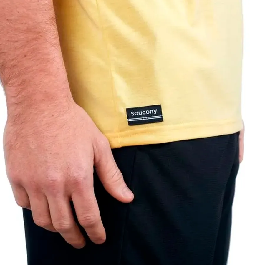 Imagen 5 de 6 de Remera Saucony Rested El Cruce-AMARILLO