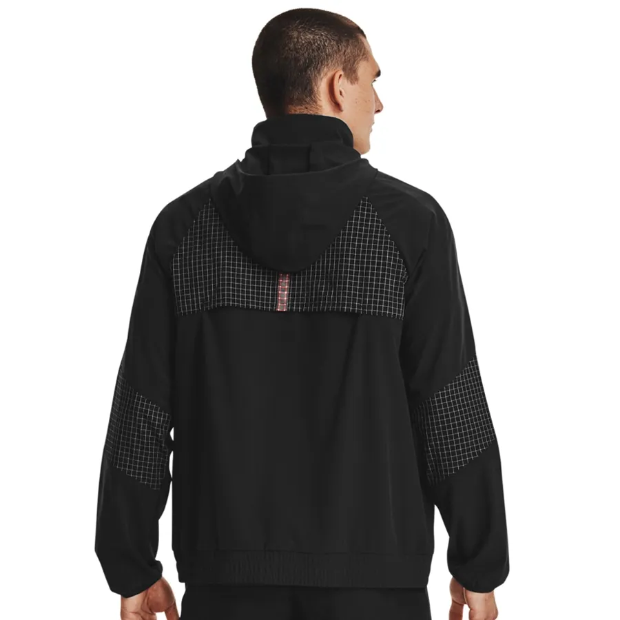 Imagen 3 de 5 de Campera Under Armour Accelerate Track-NEGRO/ROJO