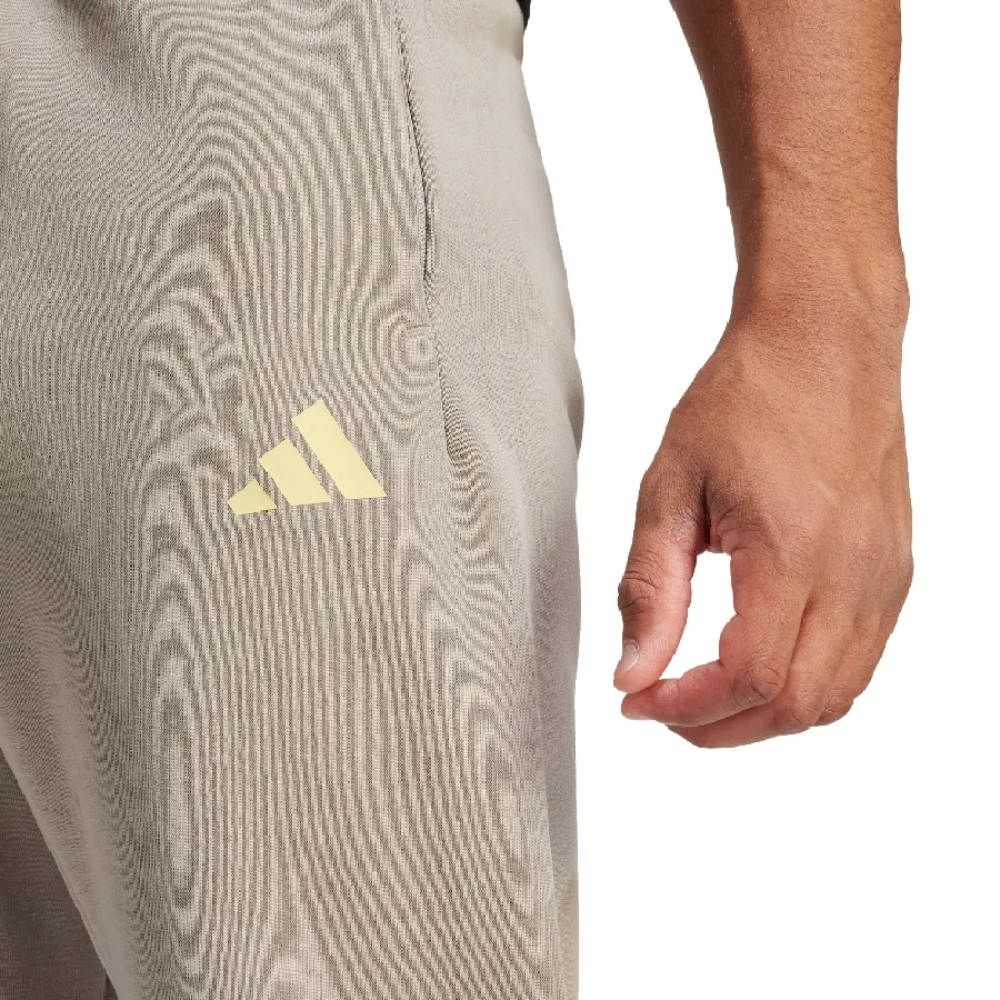 Imagen 3 de 5 de Pantalón adidas Future Icons 3 Tiras-BEIGE/AMARILLO