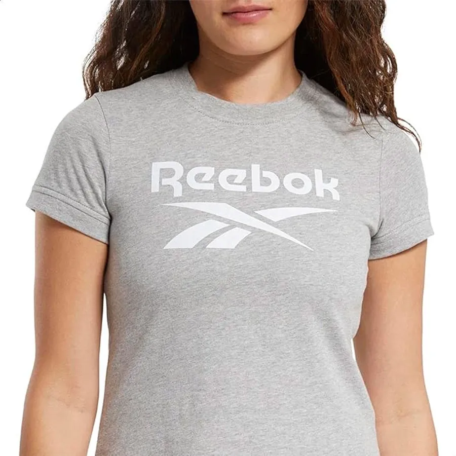 Imagen 3 de 6 de Remera Reebok Texture Logo-GRIS/BLANCO