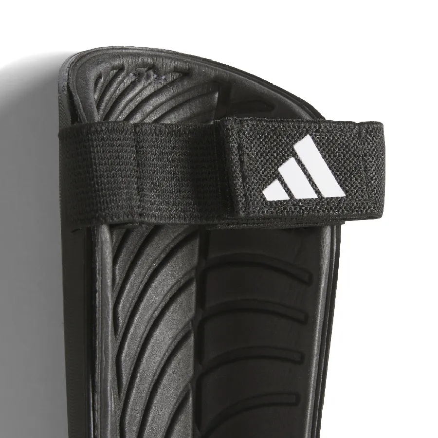 Imagen 2 de 3 de Canilleras adidas Tiro-NEGRO/DORADO