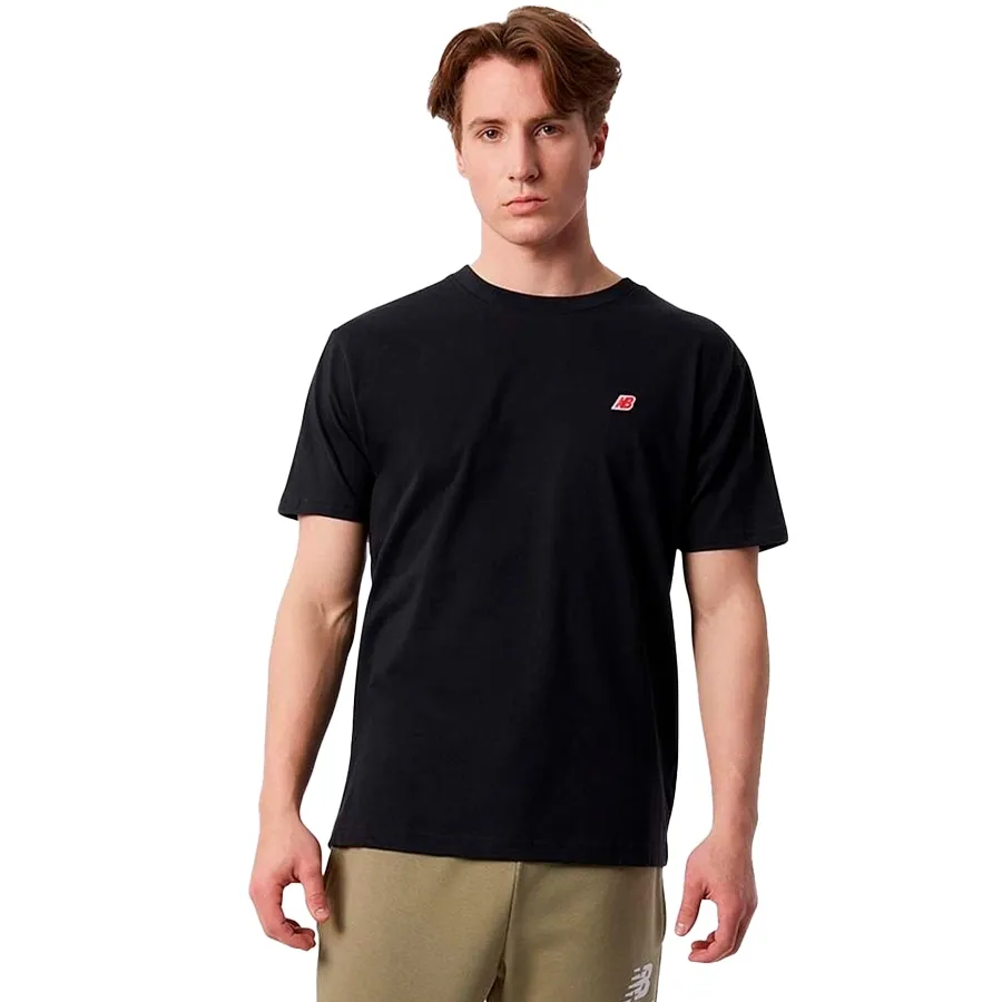Imagen 1 de 2 de Remera New Balance Essentials Embroidered-NEGRO/ROJO