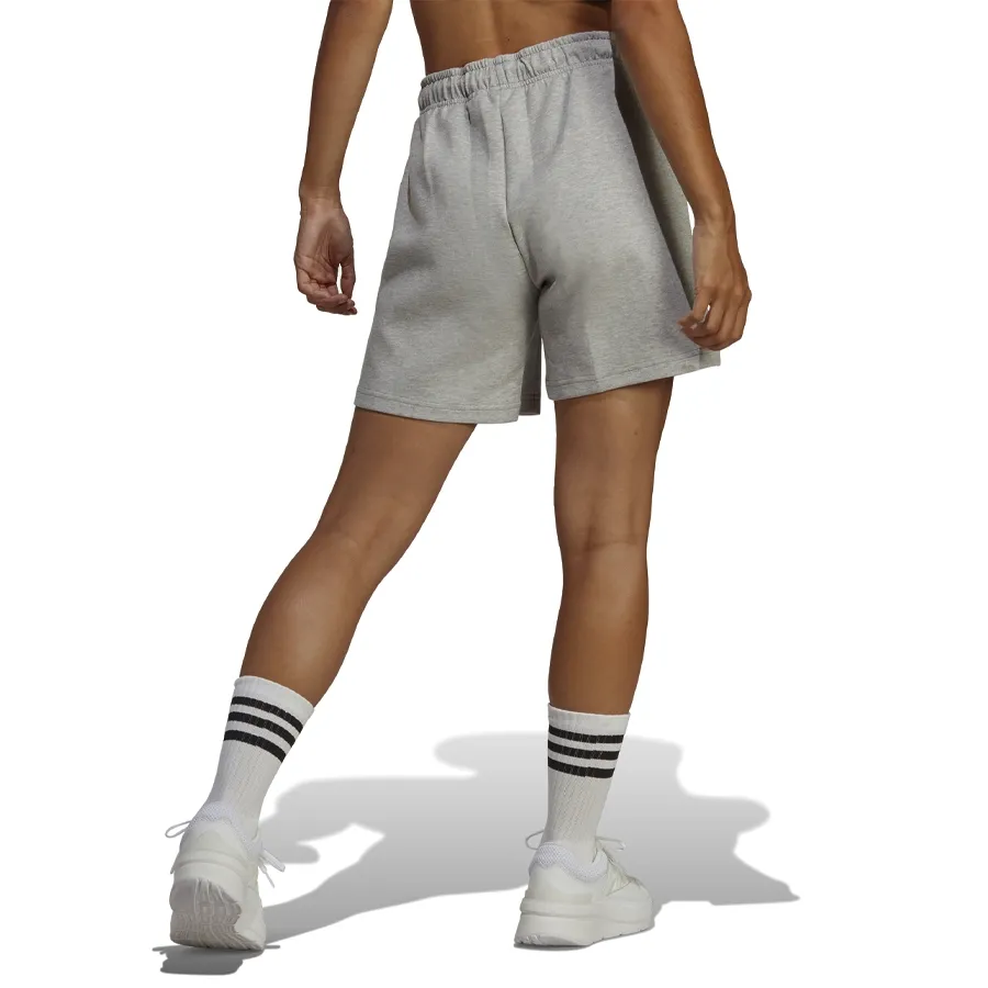 Imagen 2 de 3 de Shorts adidas Badge of Sport Future Icons-GRIS CLARO