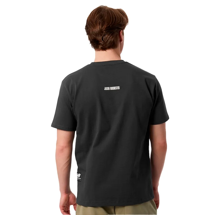 Imagen 2 de 4 de Remera New Balance Athletics Jacob Rochester Tote-NEGRO