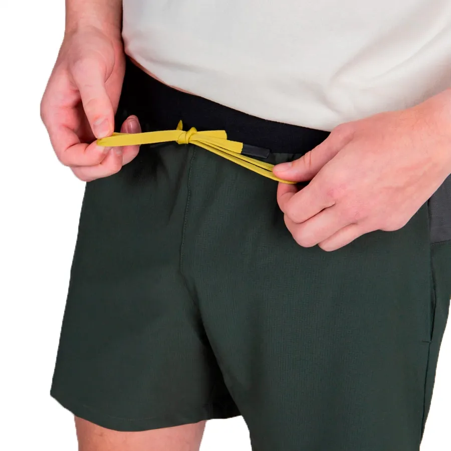 Imagen 3 de 6 de Shorts Saucony Pantalón  Explorer Utility 5-VERDE OLIVA/AMARILLO