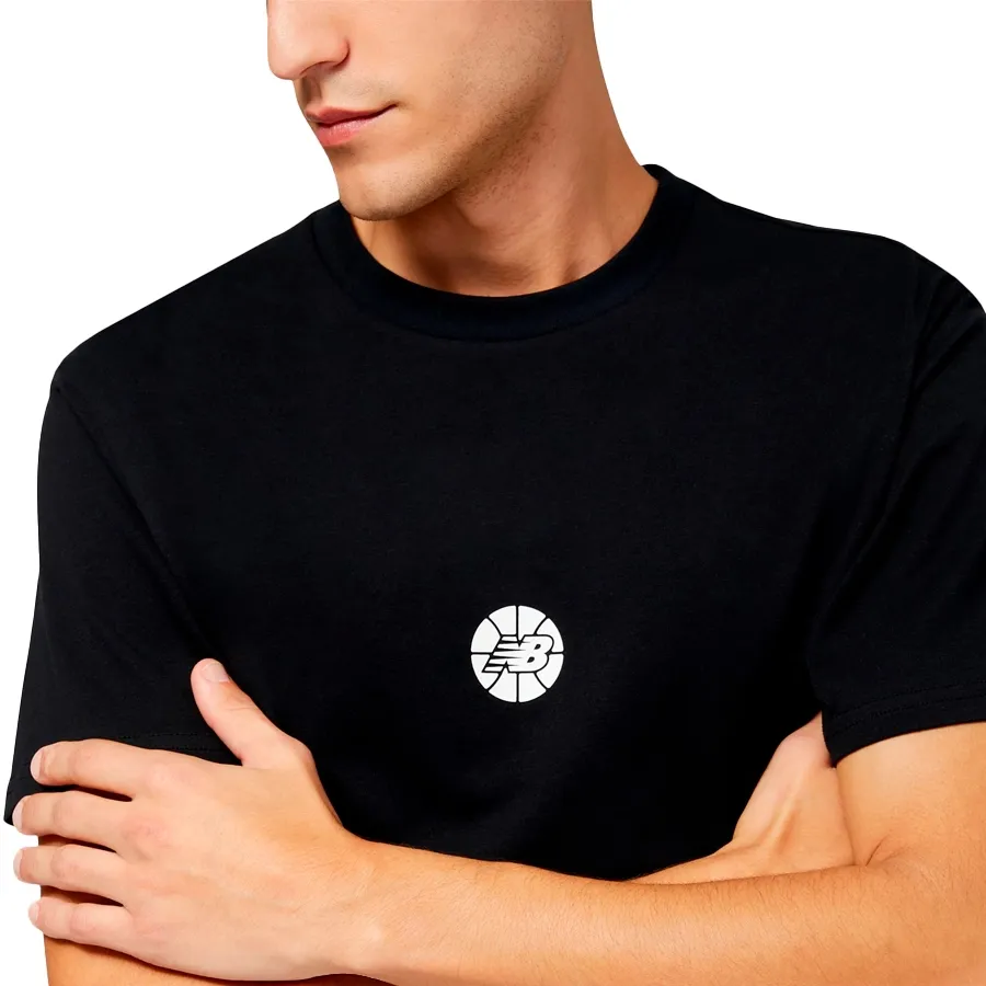 Imagen 2 de 3 de Remera New Balance Hoops Essentials-NEGRO